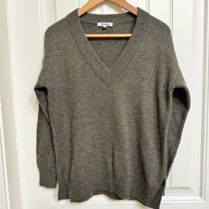 Madewell Donegal Bartlett V-Neck Wool Blend Sweater in Forest Green. Size S